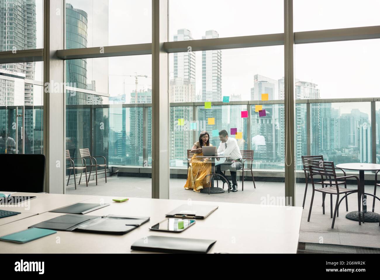 Moderno ufficio vuoto con pareti in vetro trasparente verso la terrazza con connessione wireless Foto Stock