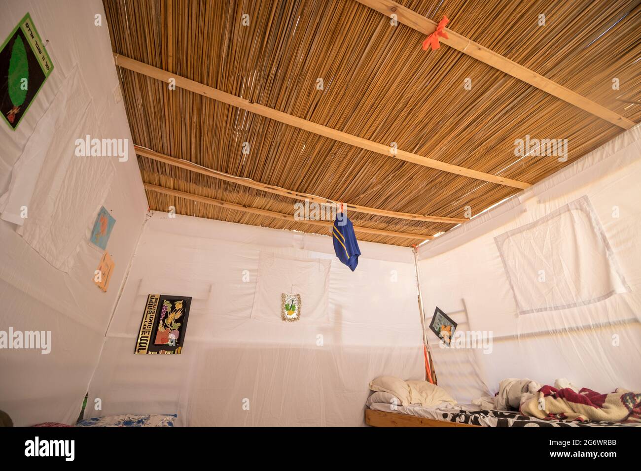 gerusalemme-israele, 04-10-2020. L'interno di un sukkah è coperto da un foglio bianco a Gerusalemme Foto Stock