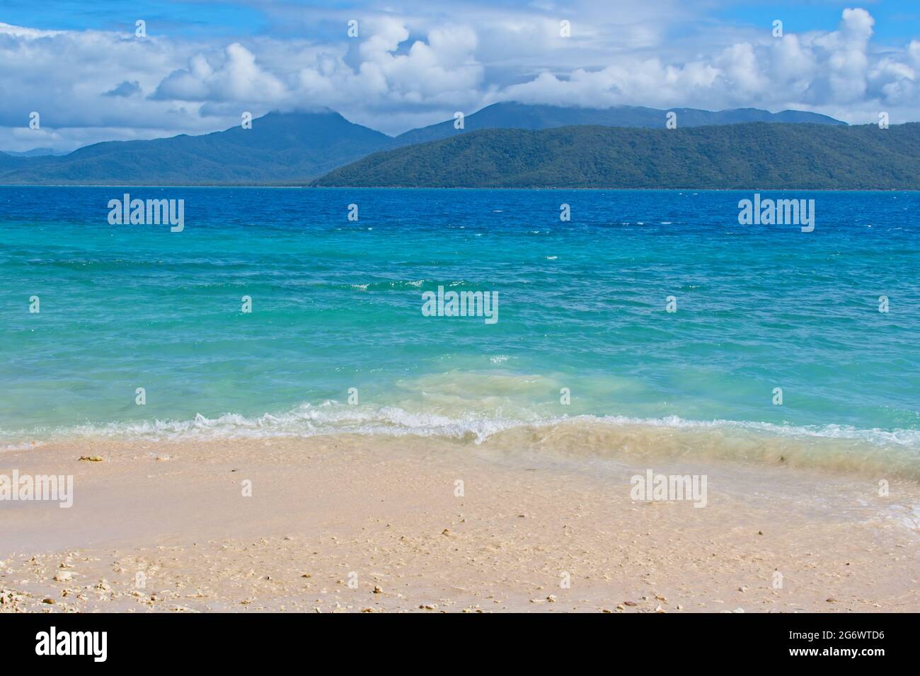 Spiaggia tropicale nel Queensland del Nord, Australia Foto Stock