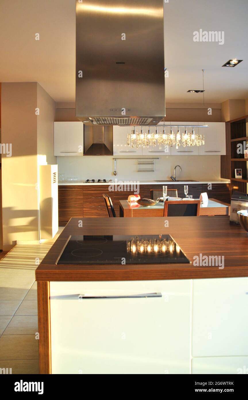 Interno di lussuosa cucina moderna e lavandino, rubinetto e scarico in acciaio inossidabile Foto Stock