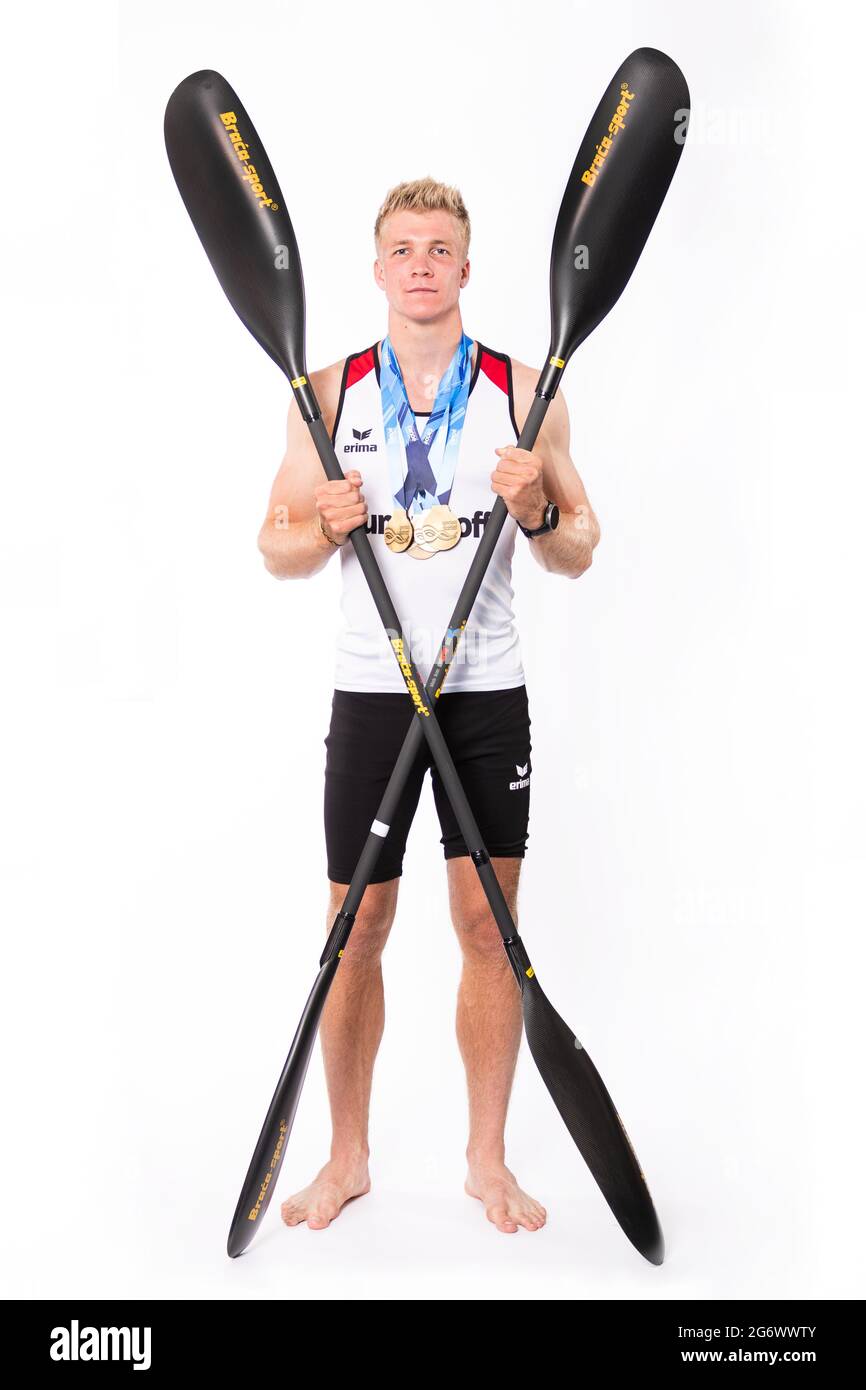 Potsdam, Germania. 20 maggio 2020. Il canoista Jacob Schopf si pone con due pagaie alla base olimpica di Brandeburgo. Credit: Tom Weller/dpa/Alamy Live News Foto Stock