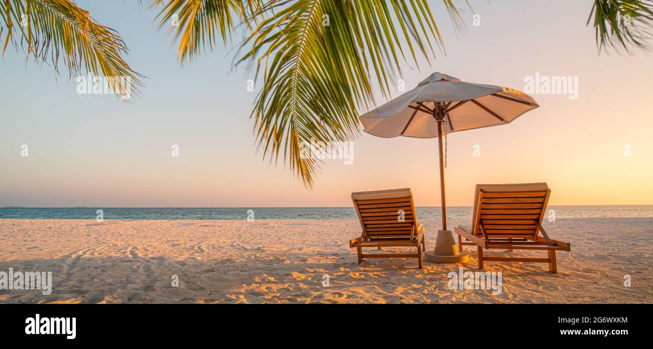 Bellissima spiaggia tranquilla. Sedie sulla spiaggia di sabbia vicino al mare. Vacanza estiva e concetto di vacanza per il turismo. Paesaggio tropicale ispirato Foto Stock
