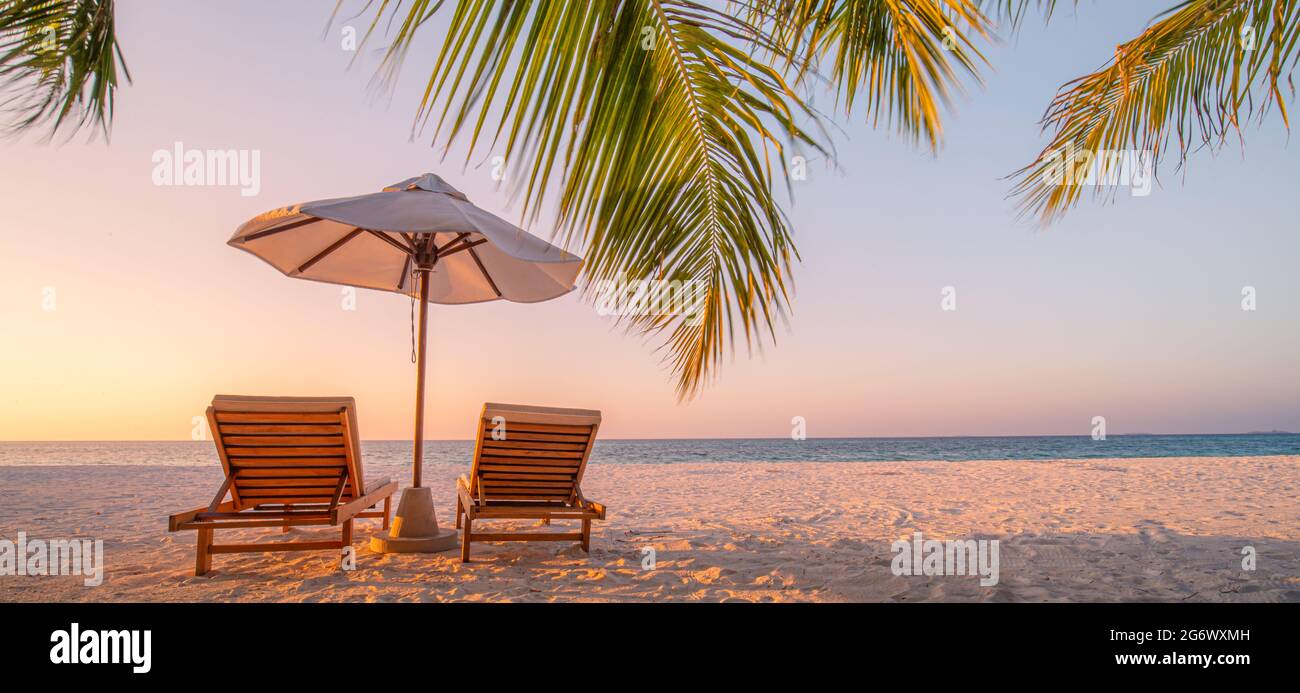 Bellissima spiaggia tranquilla. Sedie sulla spiaggia di sabbia vicino al mare. Vacanza estiva e concetto di vacanza per il turismo. Paesaggio tropicale ispirato Foto Stock
