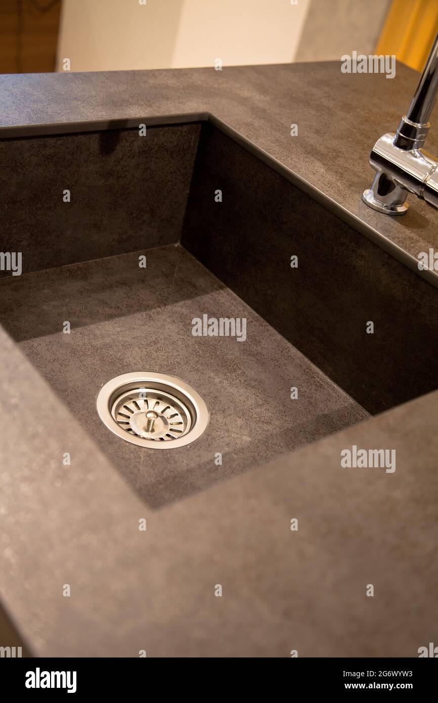 Interni di lussuosa cucina moderna e lavello e rubinetto in ceramica Foto Stock