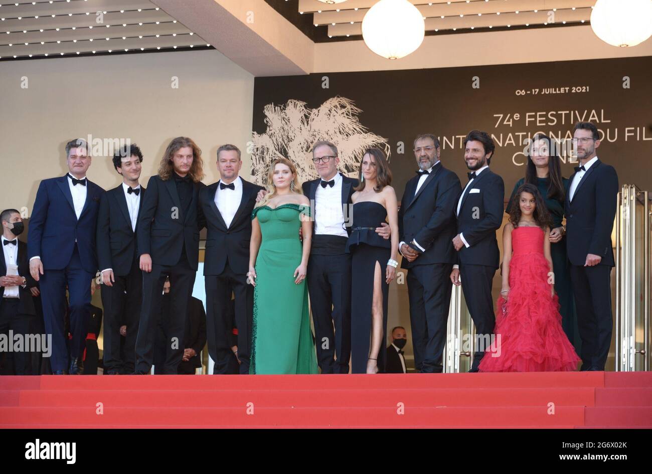 8 luglio 2021, CANNES, Francia: CANNES, FRANCIA - 08 LUGLIO: Idir Azougli, Matt Damon, Abigail Breslin, direttore Tom McCarthy, Camille Cottin, Moussa Maaskri, Gregory di Miglio e Lilou Siauvaud partecipano alla proiezione 'Stillwater' durante il 74a edizione del Festival del Cinema di Cannes, il 08 luglio 2021, a Cannes, Francia. (Immagine di credito: © Frederick InjimbertZUMA Wire) Foto Stock