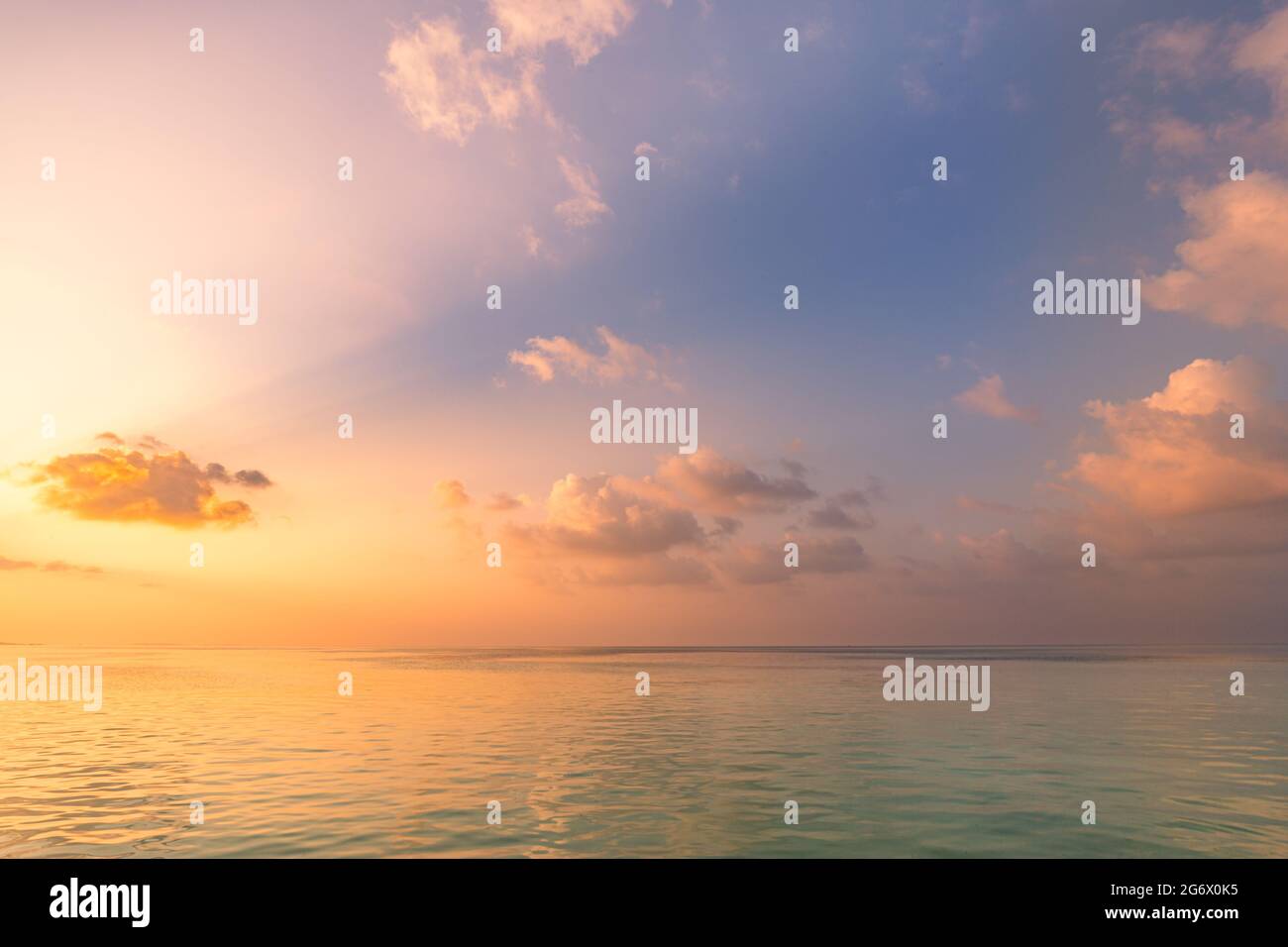 Seascape oro tramonto arancio blu colorato cielo bianco soffici nuvole mare sole raggi, acqua onda riflessione natura paesaggio stagcape. Rilassati, lasciati ispirare dalla vista panoramica Foto Stock