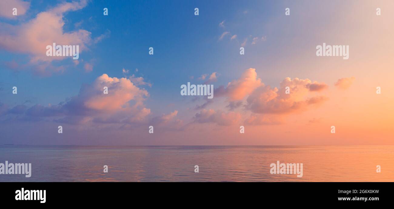 Seascape oro tramonto arancio blu colorato cielo bianco soffici nuvole mare sole raggi, acqua onda riflessione natura paesaggio stagcape. Rilassati, lasciati ispirare dalla vista panoramica Foto Stock