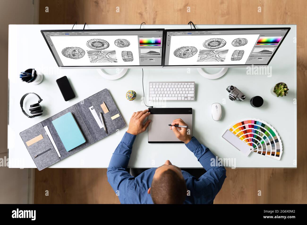 Graphic Web Designer Artist utilizzo di computer-to-Design Foto Stock