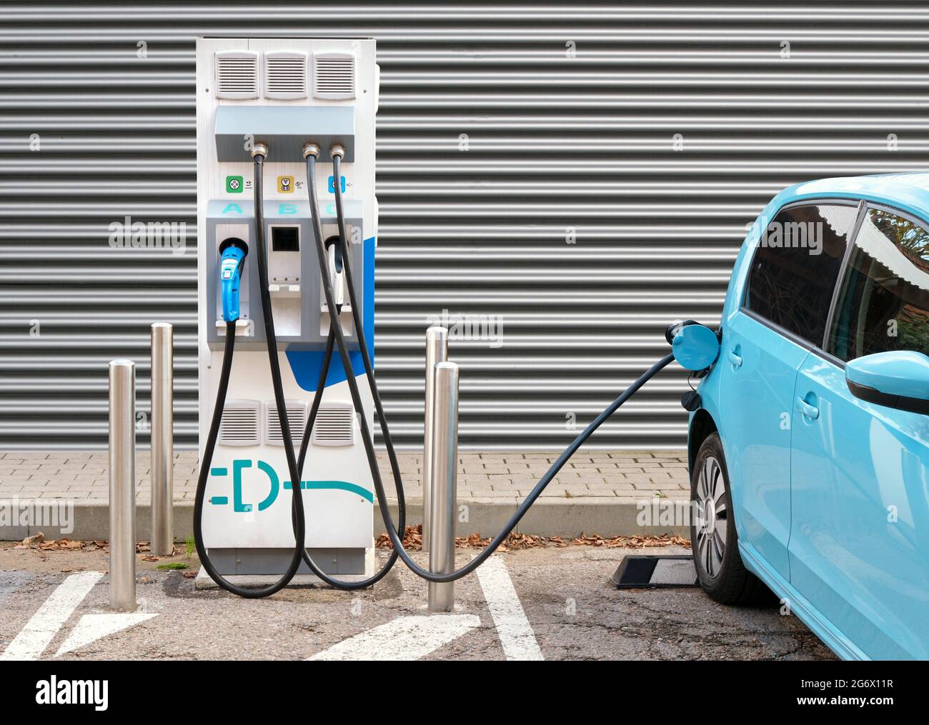 Dettaglio dell'auto elettrica sul punto di aggancio della stazione di ricarica, alimentazione per veicolo elettrico Foto Stock