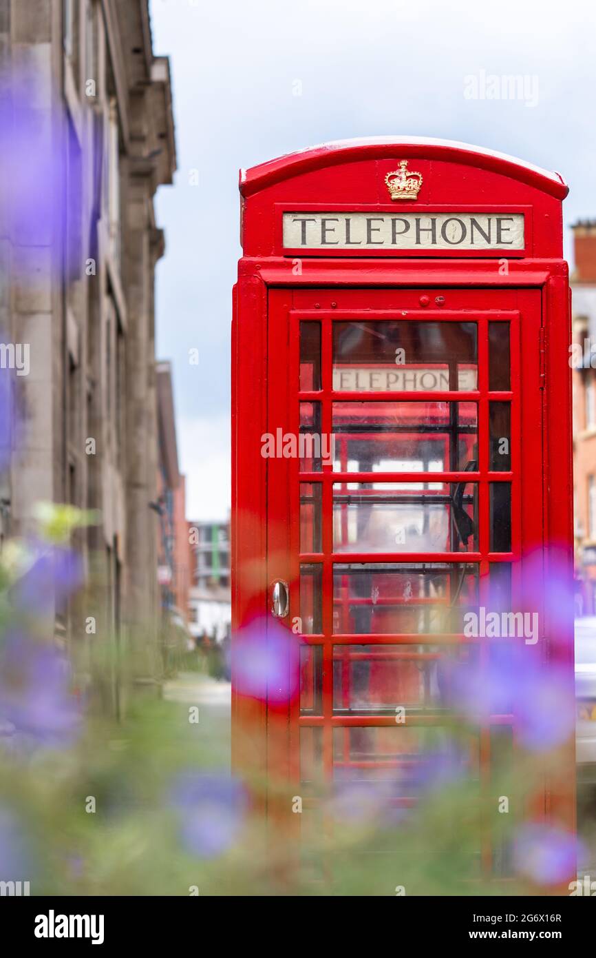 Gruppo di luminoso rosso reale tradizionale vecchia casella telefonica casella postale e nessun segno di ingresso in bella giornata estiva e nessuna gente Foto Stock
