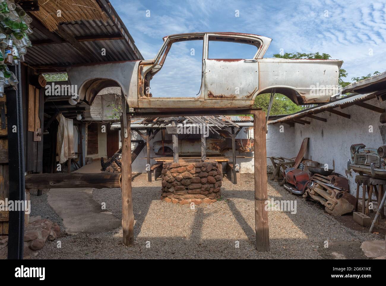 In un cortile di Livingstone, Zambia, è stata sollevata una macchina rovinata e arrugginita Foto Stock