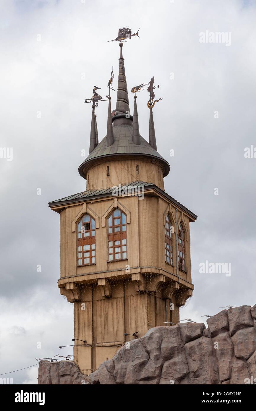 MOSCA, RUSSIA - 29 giugno 2021: Torre dello zoo di Mosca con le palette meteo sotto forma di animali. Foto Stock