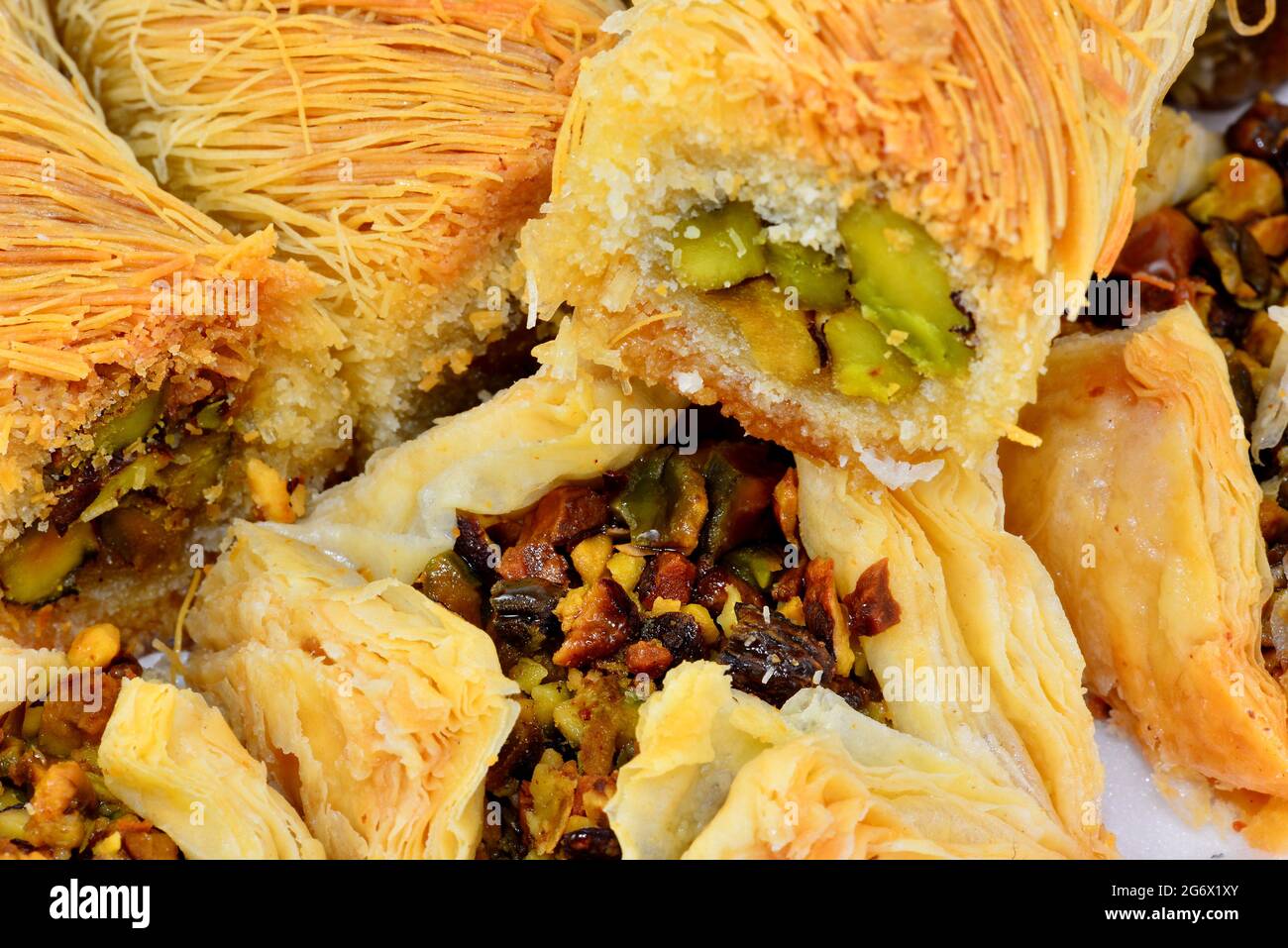 Dessert nazionali arabi Kadaif e baklava. Riprese macro in primo piano. Foto Stock