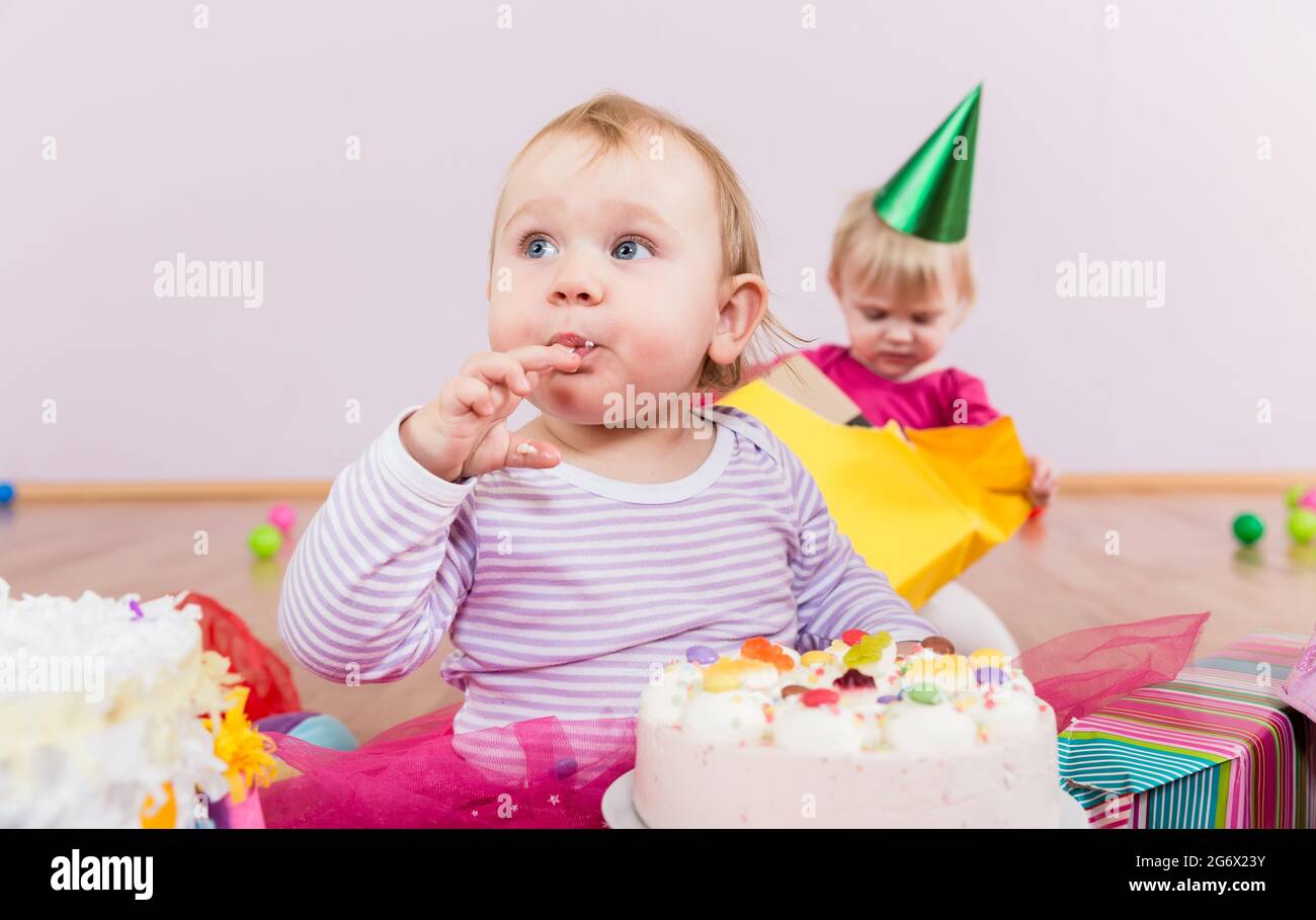 Toddler che mangia la torta di compleanno in asilo Foto Stock