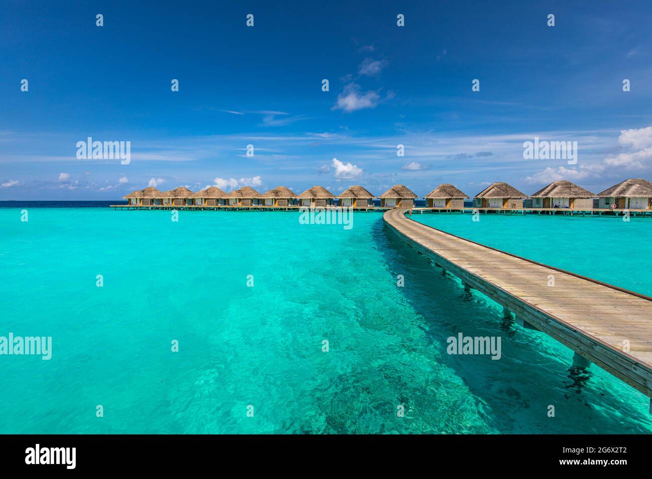 Maldive spiaggia. Panorama tropicale, resort di lusso con ville d'acqua con molo o molo in legno. Vacanza estiva e concetto di viaggio. Isola Paradiso Foto Stock