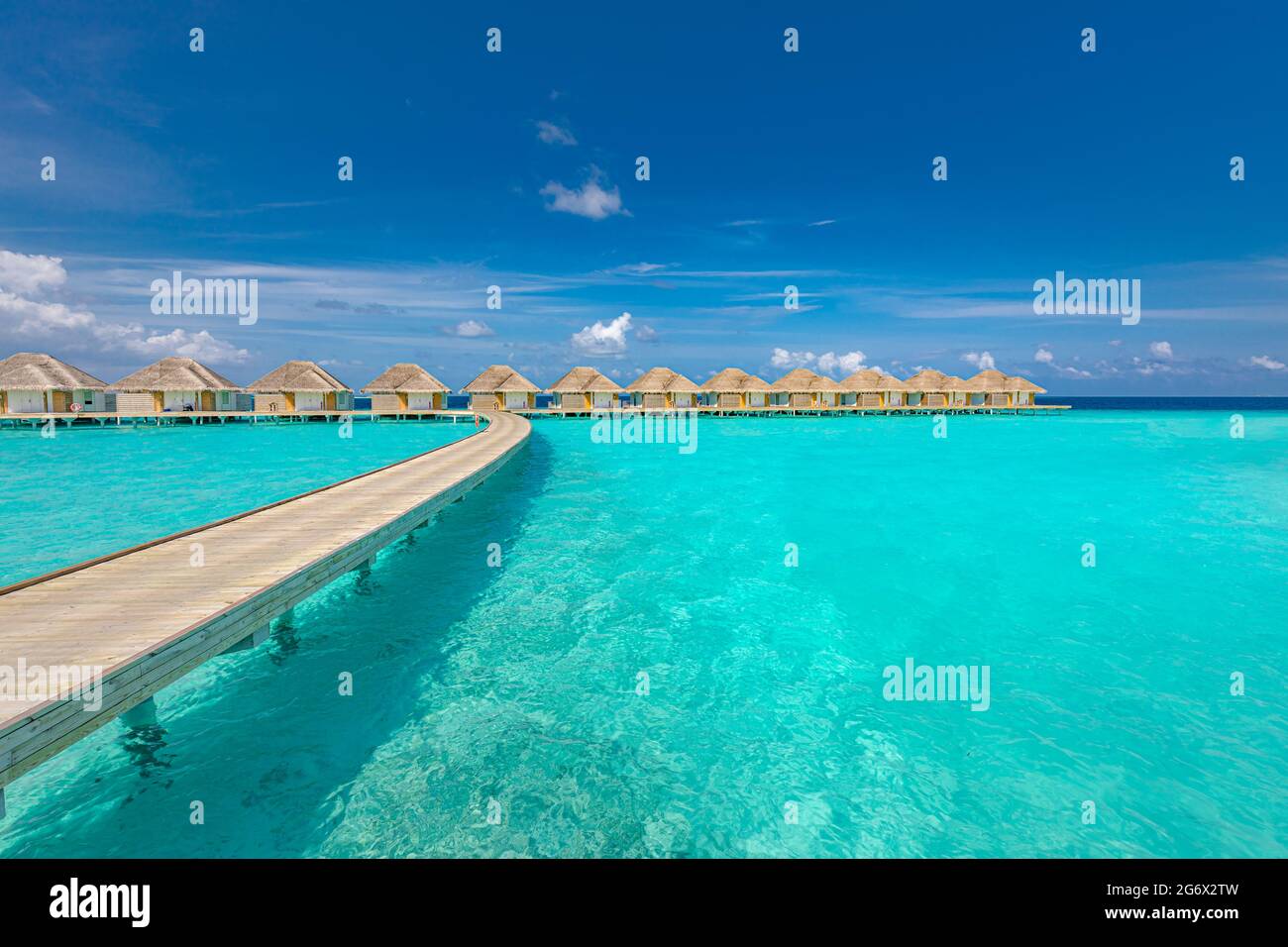 Maldive spiaggia. Panorama tropicale, resort di lusso con ville d'acqua con molo o molo in legno. Vacanza estiva e concetto di viaggio. Isola Paradiso Foto Stock