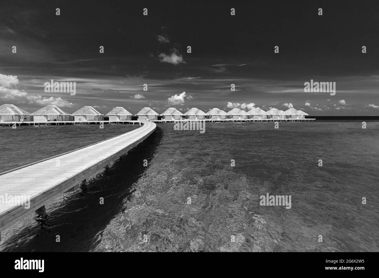 Maldive spiaggia. Panorama tropicale, resort di lusso con ville d'acqua con molo o molo in legno. Vacanza estiva e concetto di viaggio. Isola Paradiso Foto Stock