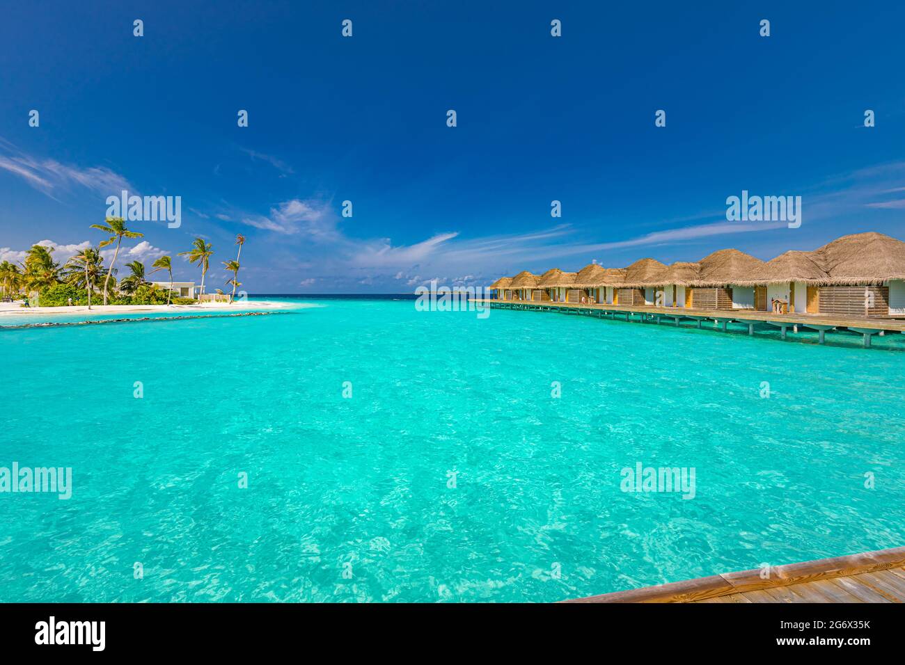 Maldive spiaggia. Panorama tropicale, resort di lusso con ville d'acqua con molo o molo in legno. Vacanza estiva e concetto di viaggio. Isola Paradiso Foto Stock