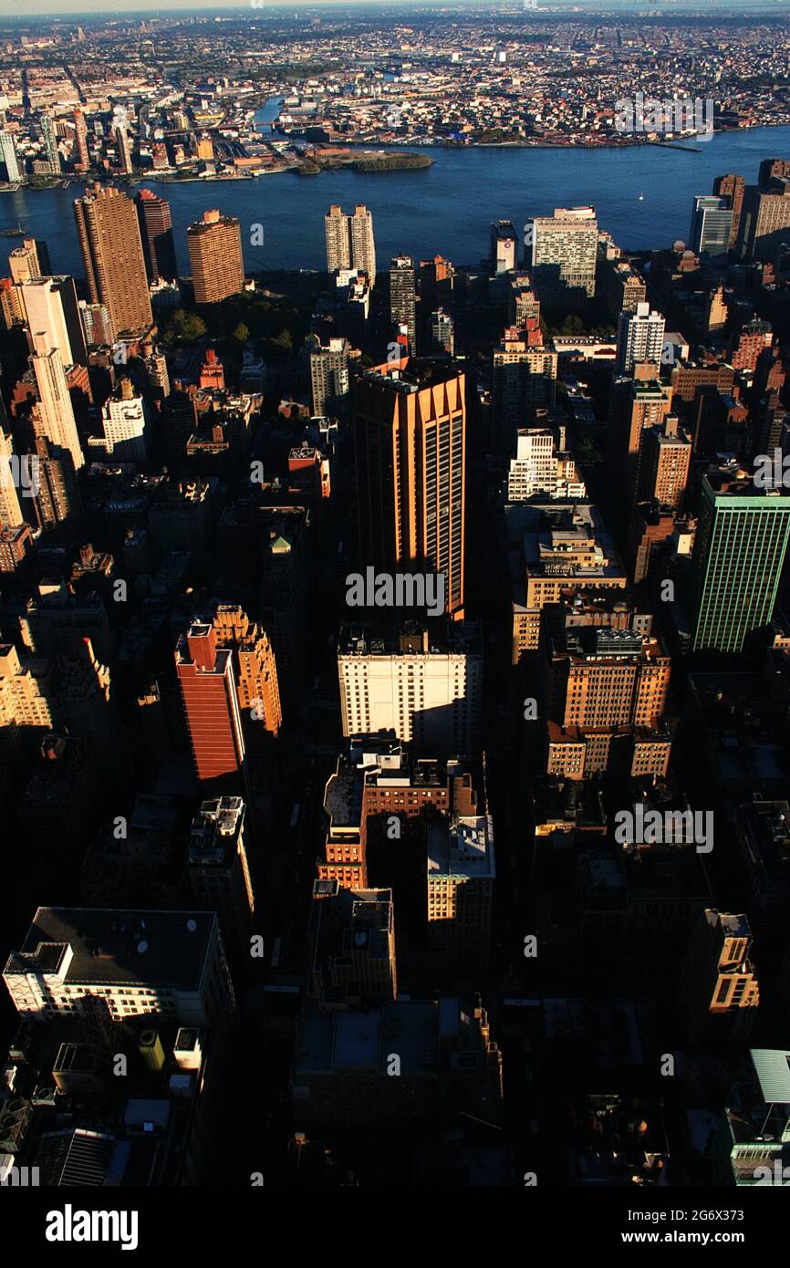 Skyline di New York City con grattacieli urbani al tramonto, Stati Uniti. Grattacieli dello skyline del centro di Manhattan al tramonto. Visita lo sfondo di New York City. Foto Stock