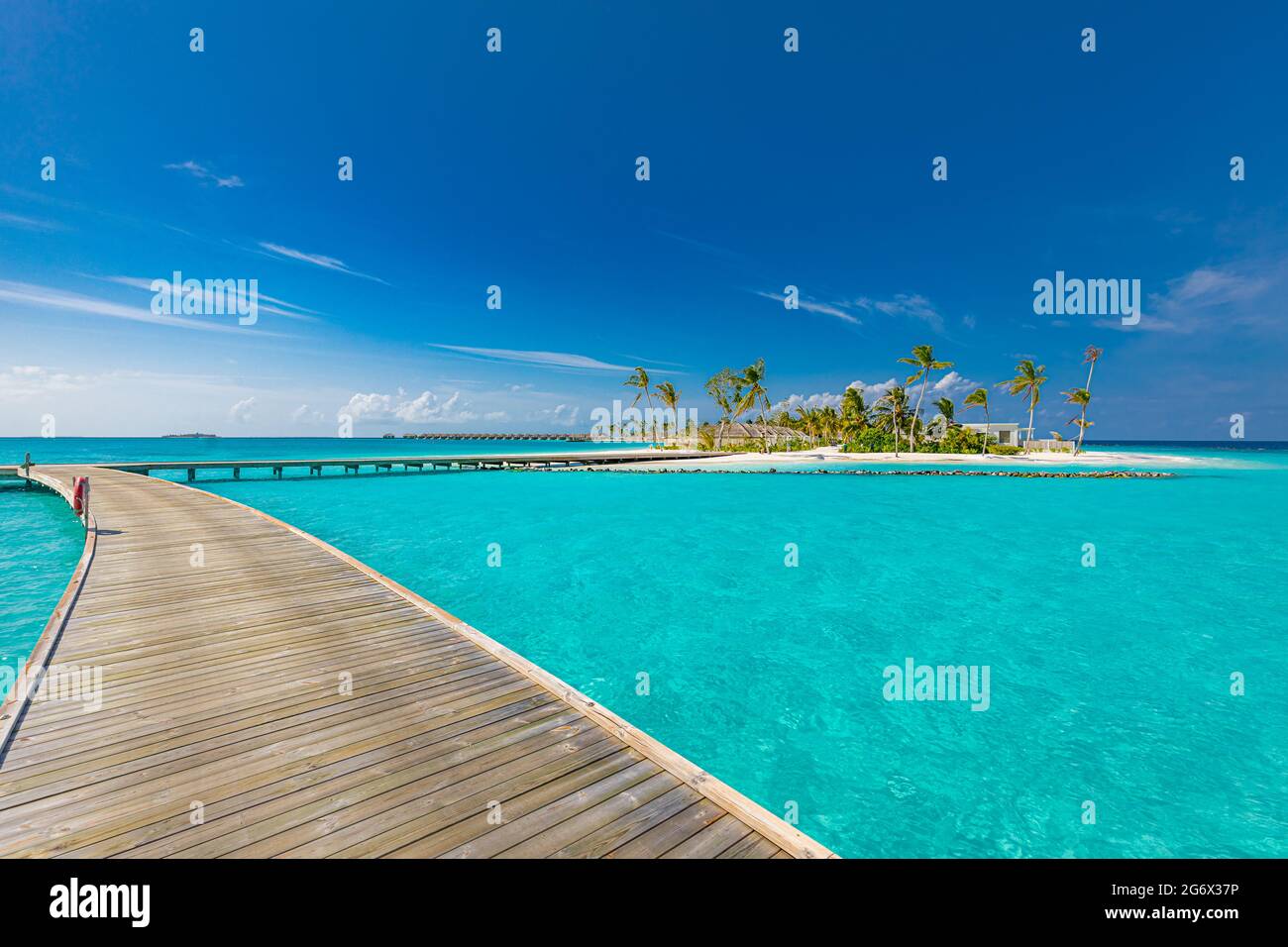 Maldive spiaggia. Panorama tropicale, resort di lusso con ville d'acqua con molo o molo in legno. Vacanza estiva e concetto di viaggio. Isola Paradiso Foto Stock