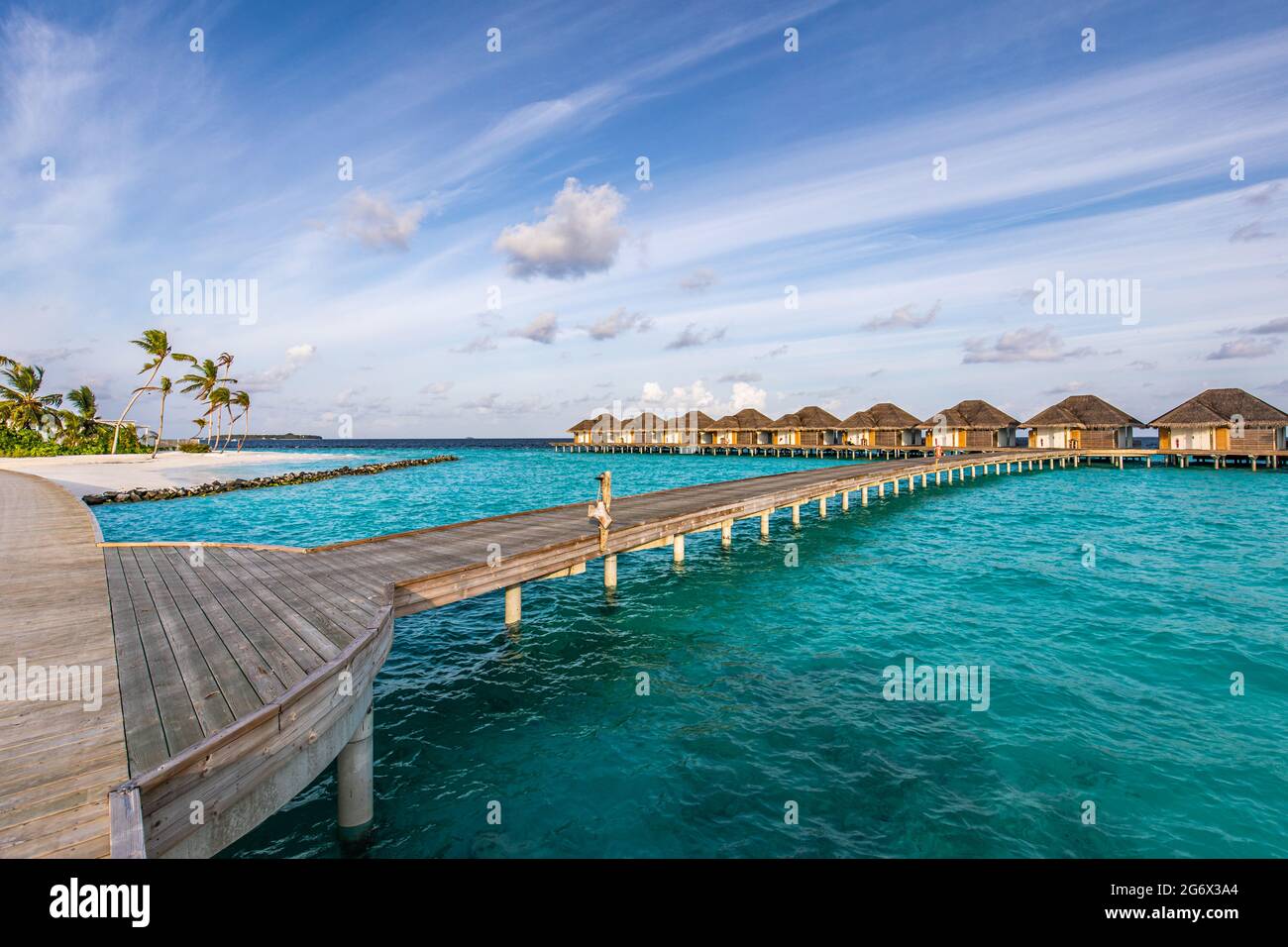 Maldive spiaggia. Panorama tropicale, resort di lusso con ville d'acqua con molo o molo in legno. Vacanza estiva e concetto di viaggio. Isola Paradiso Foto Stock