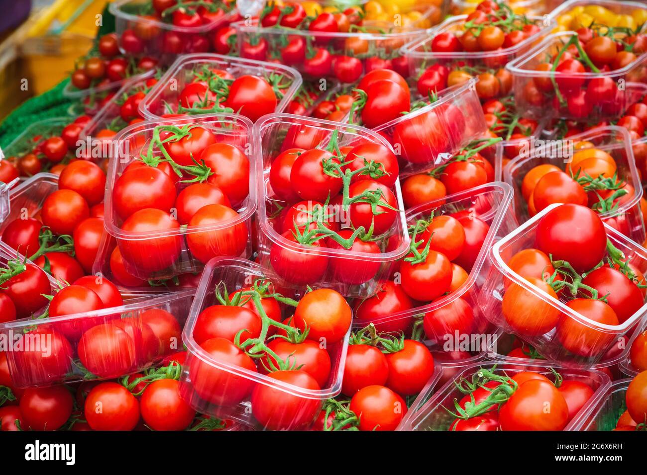 Pomodori freschi da cocktail in mostra al Broadway Market, un mercato di strada a Hackney, East London Foto Stock