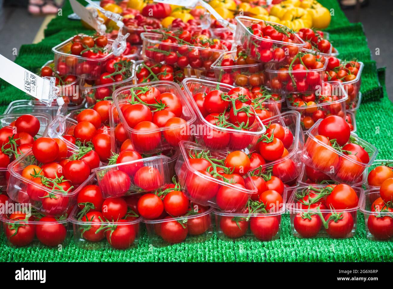 Pomodori freschi da cocktail in mostra al Broadway Market, un mercato di strada a Hackney, East London Foto Stock