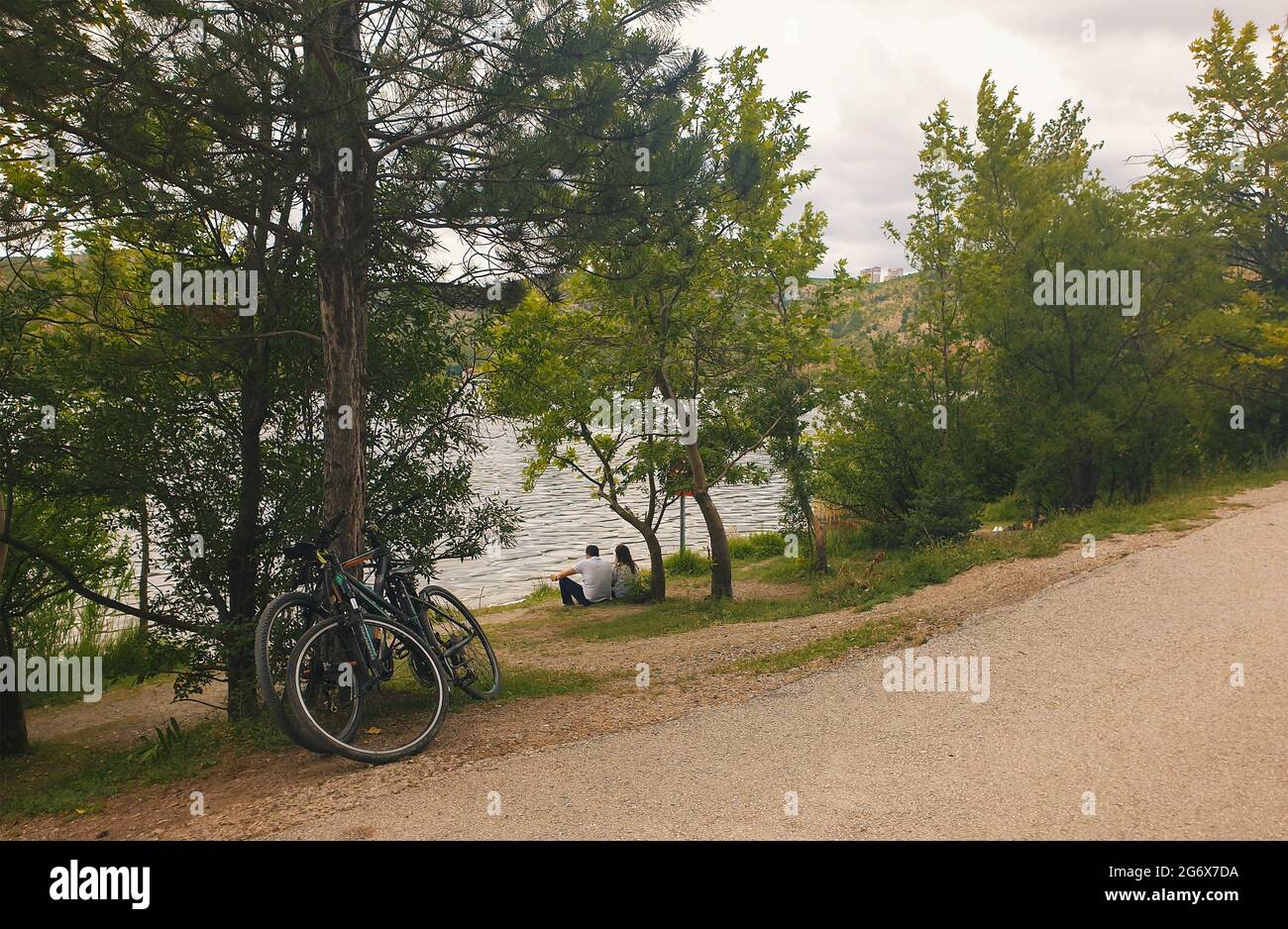 Ankara; Turchia-Luglio 04; 2021: Coppia seduta sul lago e vista bella vista e sul lago Eymir ad Ankara. Persone abituate a nuovi valori normali. Foto Stock
