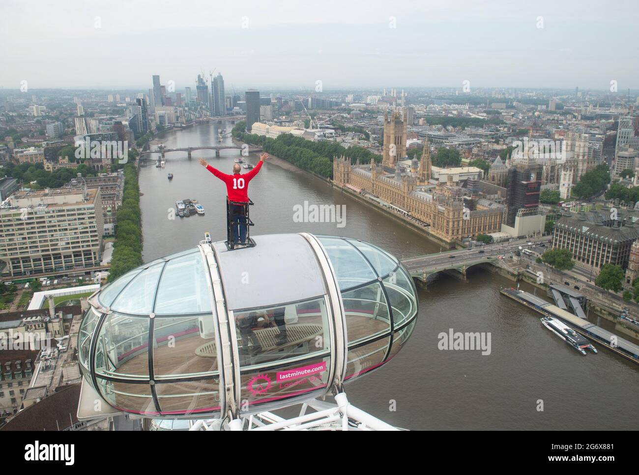 Il vincitore della Coppa del mondo 1966 in Inghilterra, Sir Geoff Hurst, si erge sulla cima di un pod del London Eye lastminute.com indossando una copia della divisa finale della Coppa del mondo 1966 e guardando verso lo stadio di Wembley, nel nord della capitale, Dove la squadra di calcio inglese giocherà l'Italia nella finale Euro 2020 di domenica. Data immagine: Venerdì 9 luglio 2021. Foto Stock