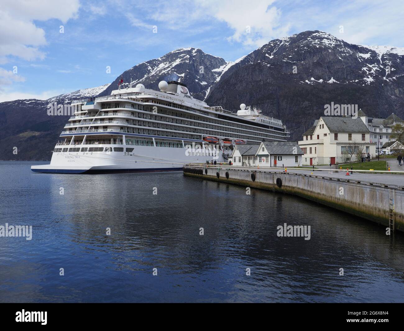 Viking Sky ormeggiato nel villaggio di Eidfjord circondato da montagne Foto Stock