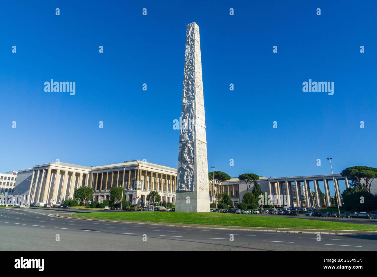 ROMA, ITALIA - 10 DICEMBRE 2019: Piazza dell'obelisco Marconi, in EUR, quartiere di Roma Foto Stock