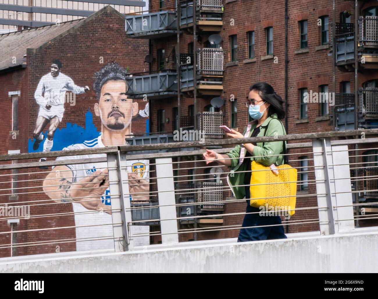 Una donna passa davanti a un murale di Kalvin Phillips nel centro di Leeds, in vista della finale UEFA Euro 2020 di domenica. Data immagine: Venerdì 9 luglio 2021. Foto Stock