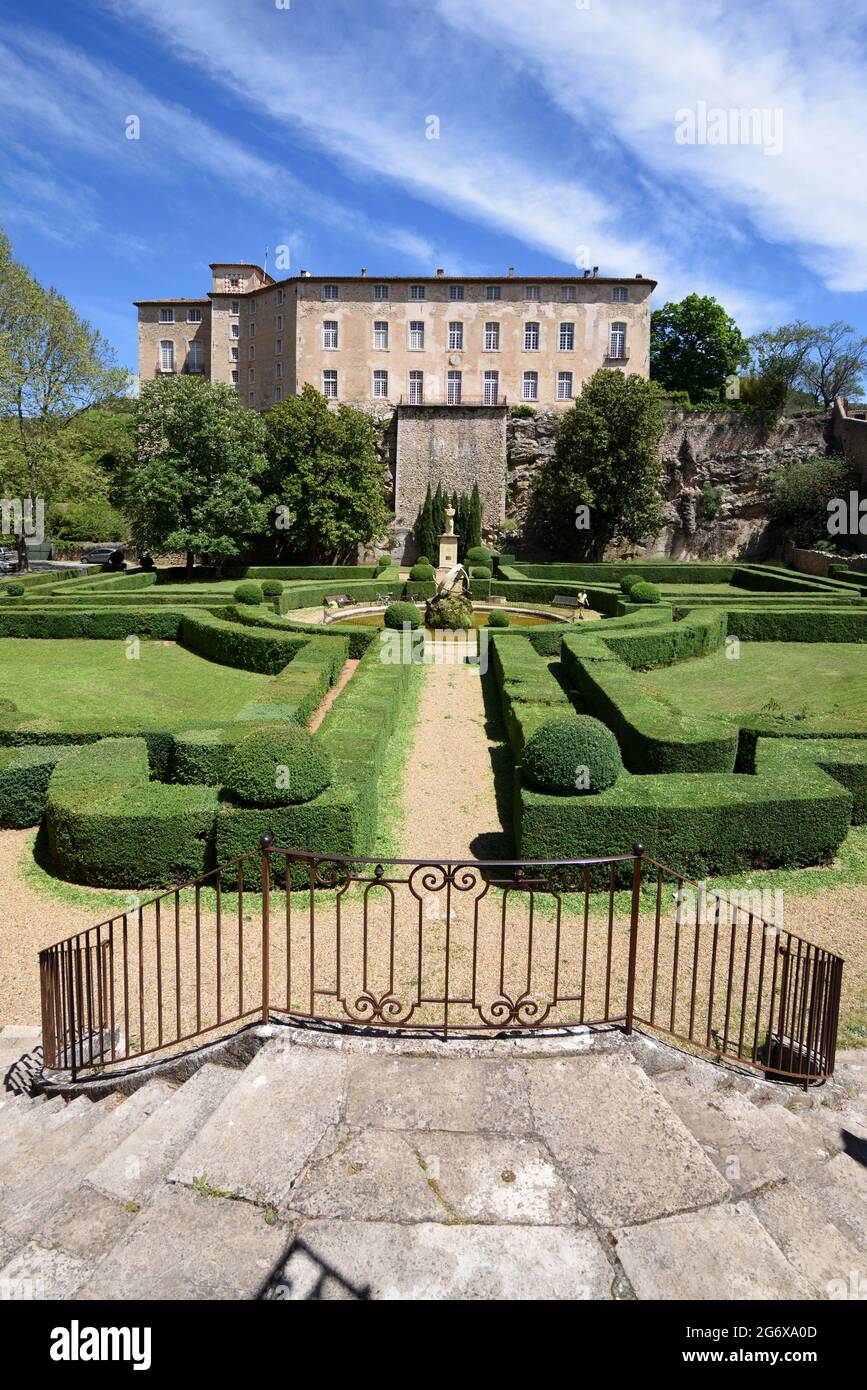 C17th Entrecasteaux Chateau e giardini francesi formali con i bordi tagliati o Topiary da le Notre Entrecasteaux Var Provence France Foto Stock