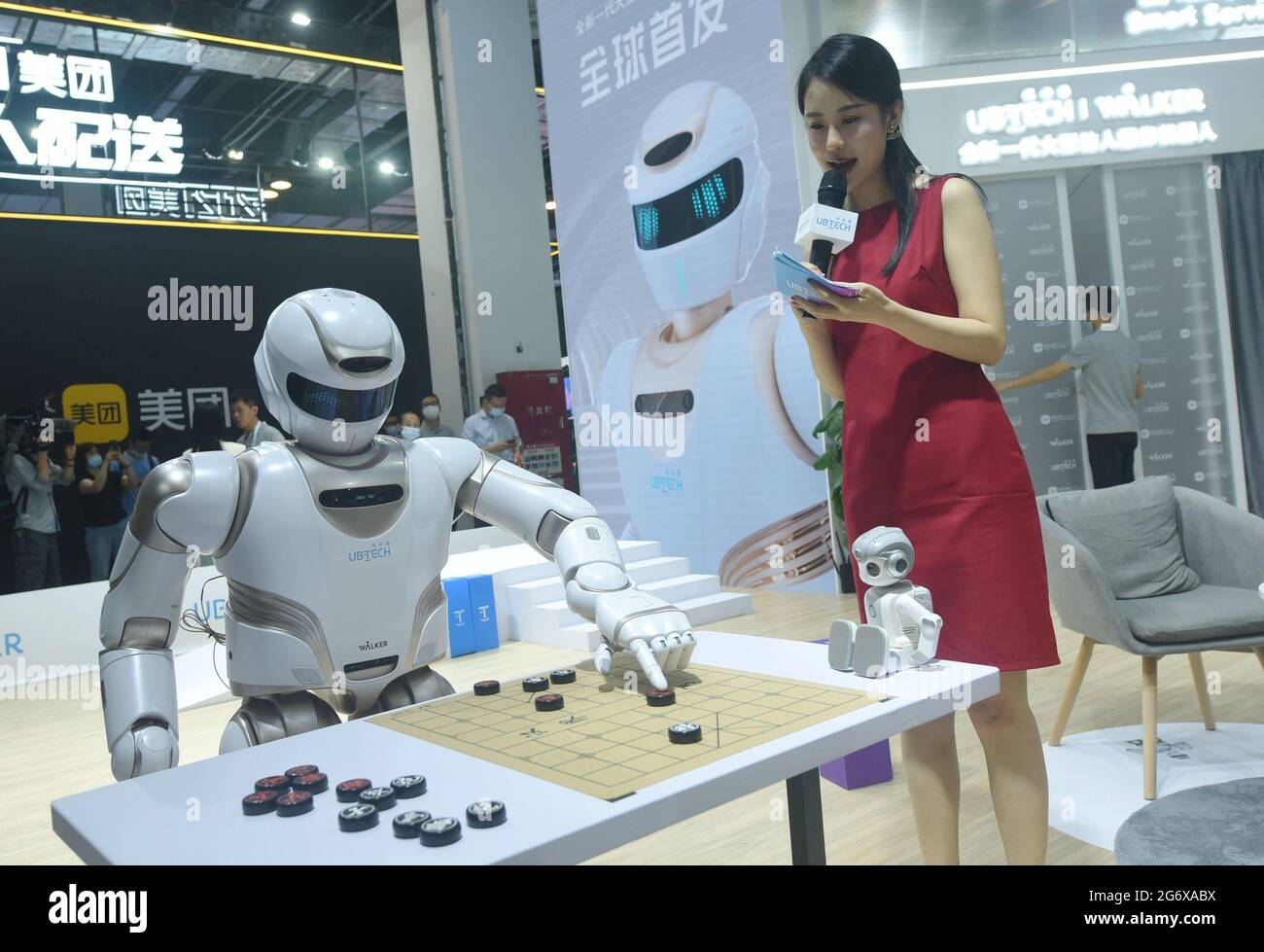 Shanghai, Shanghai, Cina. 9 luglio 2021. Il 7 luglio 2021, una nuova  generazione di robot di servizio umanoide su larga scala Walker X suonerà  una partita di scacchi cinese con l'ospite alla
