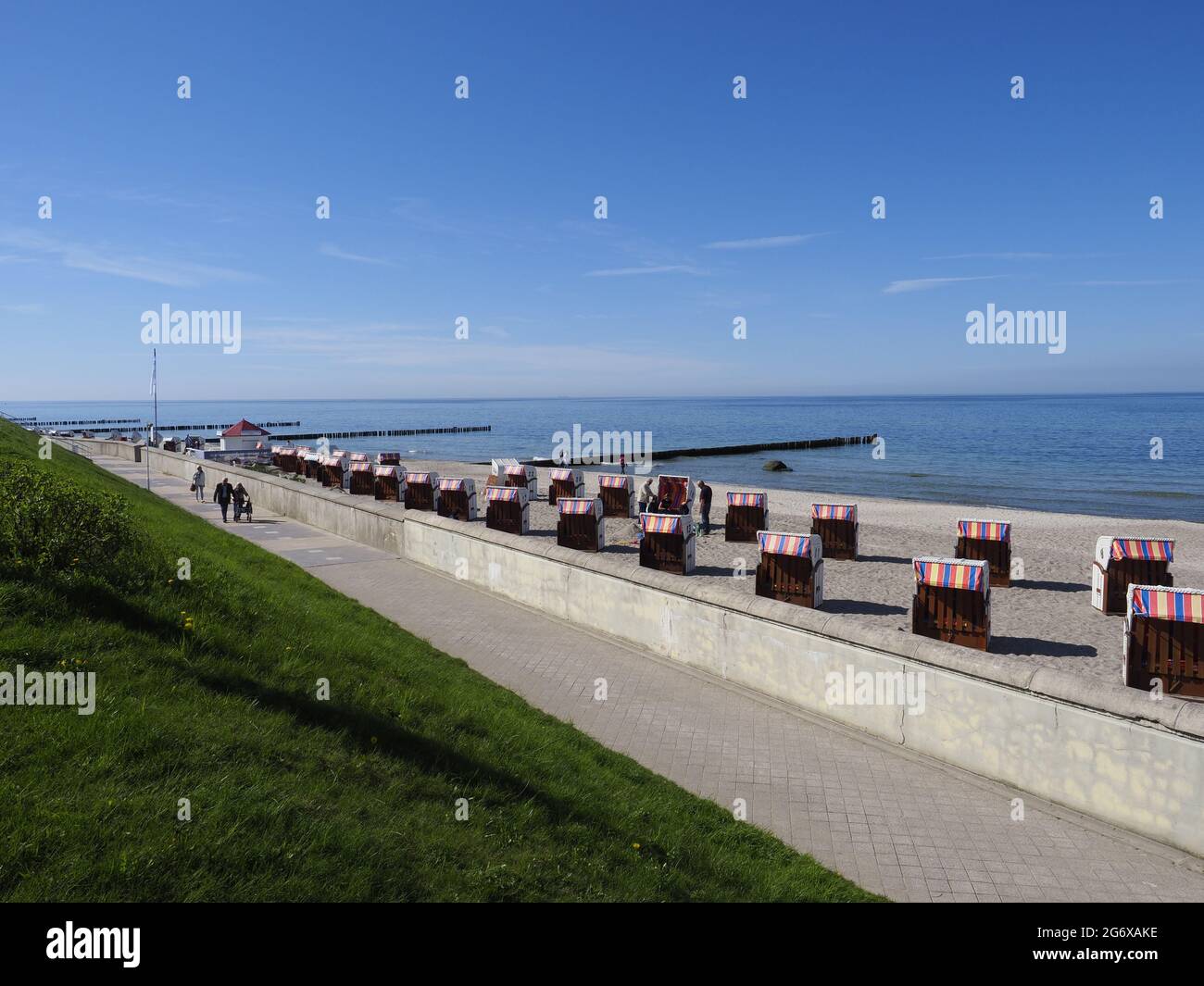 Il faggio e la costa di Rostock nord Germania con linee di capanne di faggio e un orizzonte Foto Stock