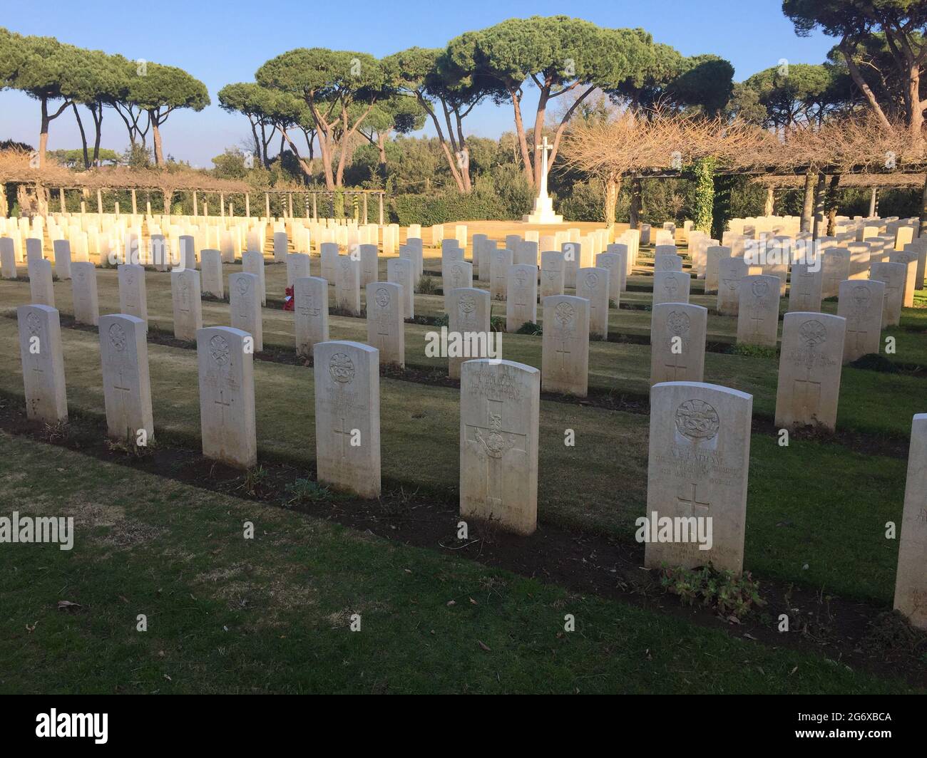 ANZIO, ROMA, ITALIA - 23 GENNAIO 2020: Linee di tombe nel Cimitero di Guerra di Beach Head (chiamato anche Cimitero Inglese) ad Anzio, Italia Foto Stock