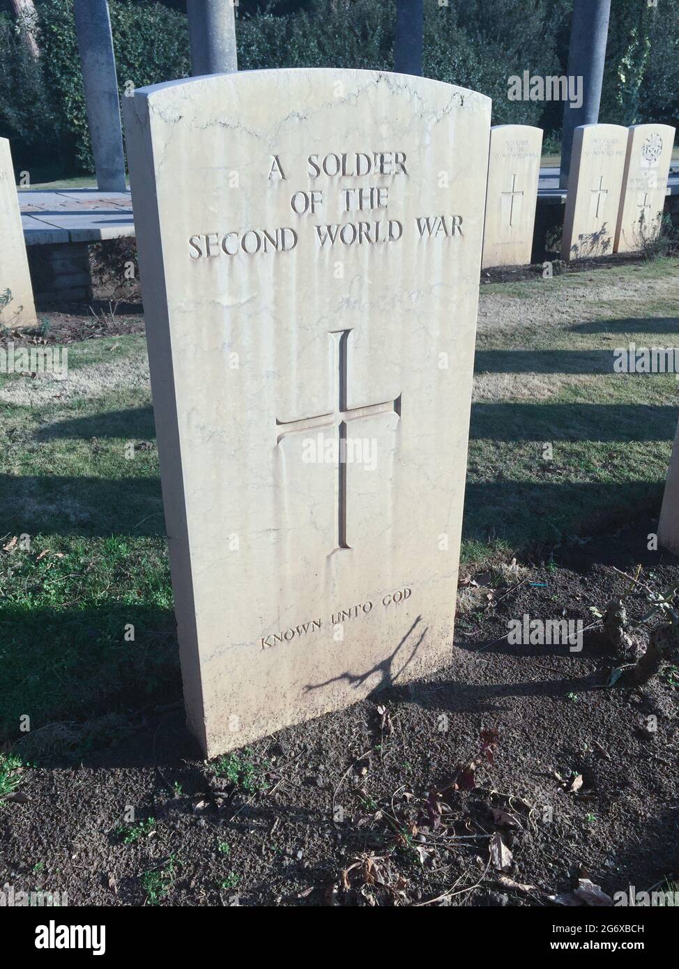 ANZIO, ROMA, ITALIA - 23 GENNAIO 2020: Tomba di un soldato non identificato reca l'iscrizione 'noto a Dio' nel Cimitero di Guerra di Beach Head (chiamato anche Foto Stock