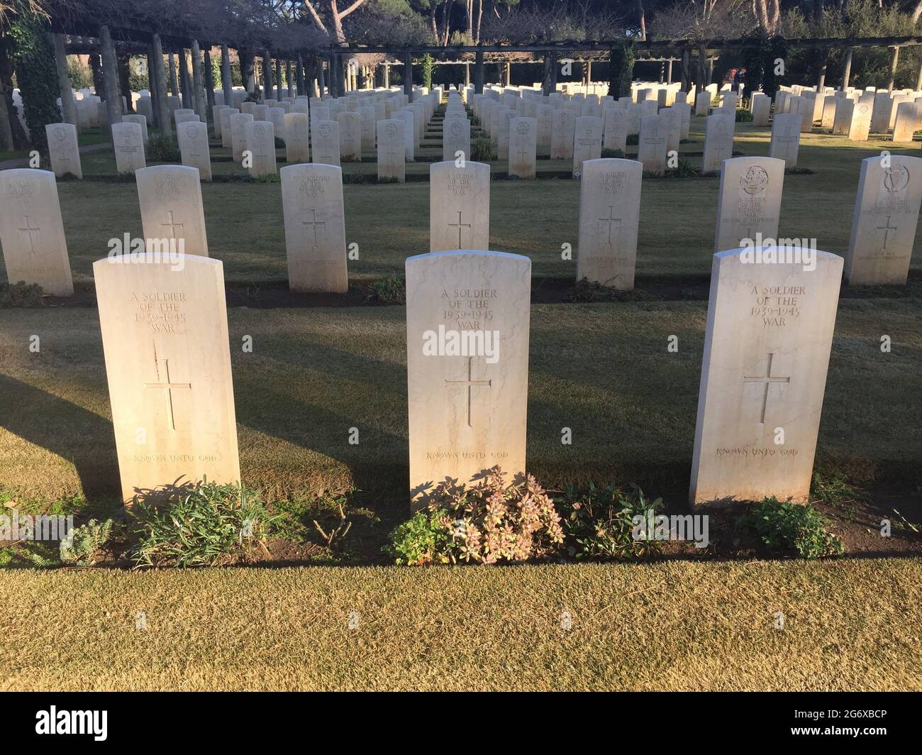 ANZIO, ROMA, ITALIA - 23 GENNAIO 2020: Tombe di soldati non identificati portano l'iscrizione 'noto a Dio' nel Beach Head War Cemetery (anche chiamata Foto Stock