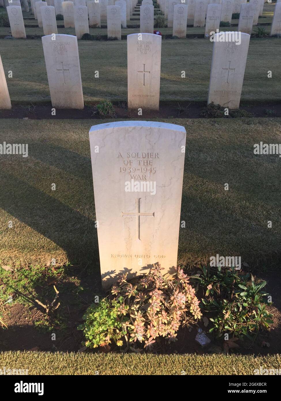 ANZIO, ROMA, ITALIA - 23 GENNAIO 2020: Tomba di un soldato non identificato reca l'iscrizione 'noto a Dio' nel Cimitero di Guerra di Beach Head (chiamato anche Foto Stock
