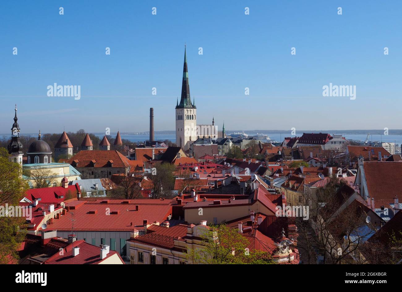 Città vecchia medievale di Tallinn con guglie e torrette, chiesa, cattedrale e castello Foto Stock