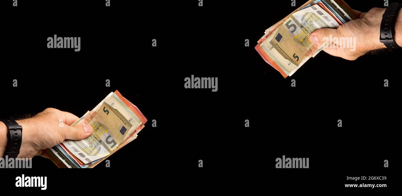 Effettuare rimborsi di debito o risparmiare denaro per il futuro, deposito di denaro in banca. Investire in istituzioni finanziarie. Denaro nero. Foto Stock