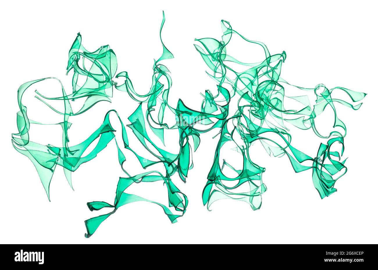 Piccoli pezzi di bottiglie di plastica verde tagliate Foto Stock