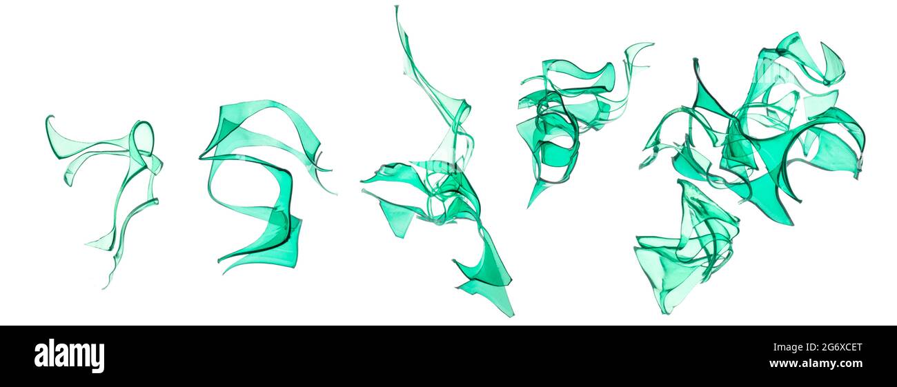 piccoli pezzi di bottiglie di plastica verde tagliate Foto Stock