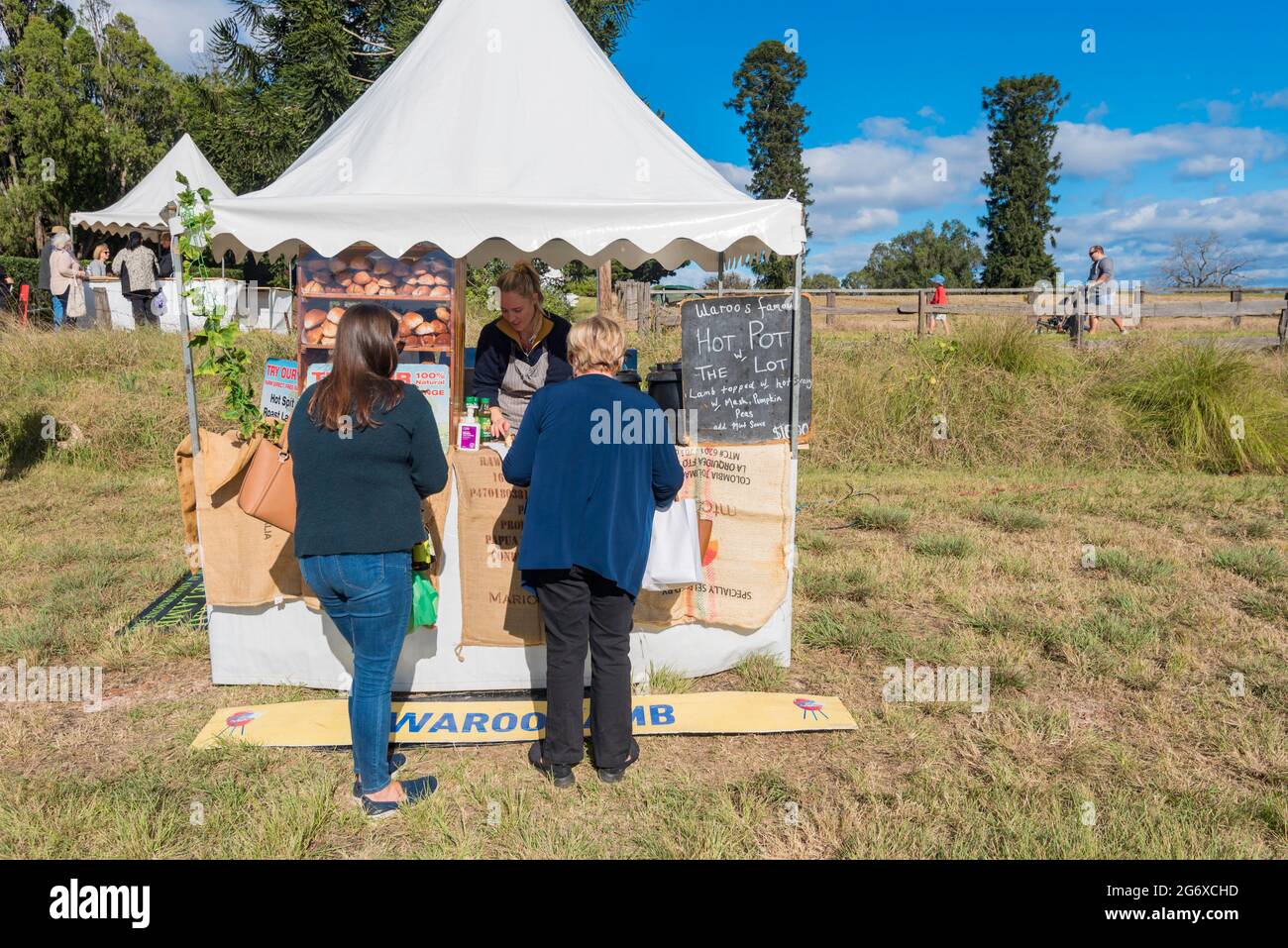 La gente che compra il cibo ad una bancarella di mercato a Rouse Hill Estate, Sydney, Australia ad un giorno di fiera di autunno Foto Stock