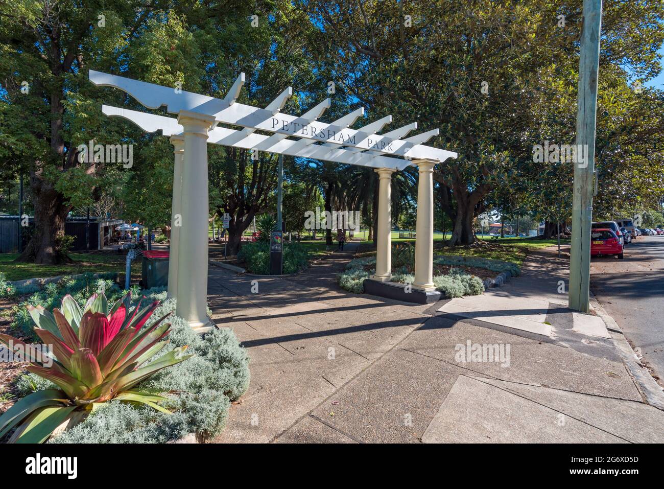 Un arco in pergolato di legno dipinto con colonne toscane all'ingresso del Petersham Park nell'Inner West di Sydney, nel nuovo Galles del Sud, Australia Foto Stock