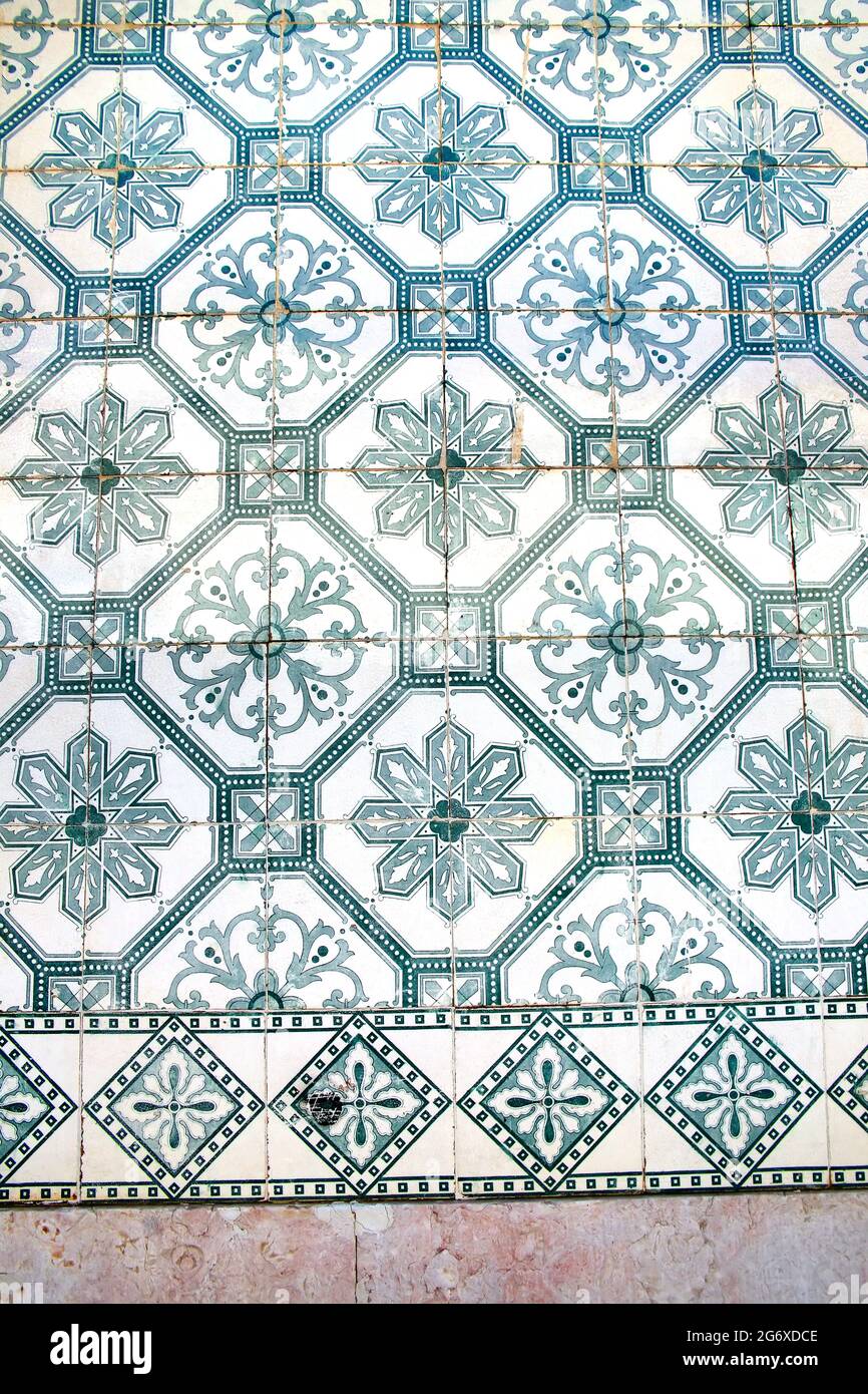 Piastrelle di ceramica blu smaltate o azulejos che coprono molti edifici a Lisbona, Portogallo. Queste piastrelle portoghesi hanno molti disegni geometrici diversi. Foto Stock