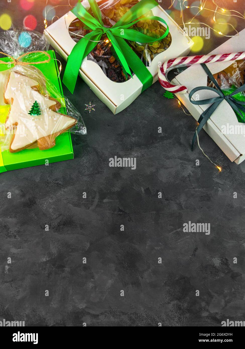 Scatole regalo di Natale con set di frutta secca diversi agrumi canditi confezionate singolarmente spazio di copia verticale piatto. Festivita' invernali Foto Stock