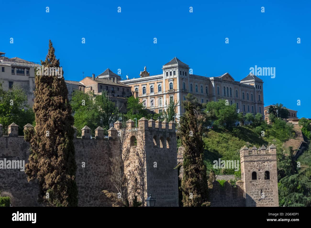 Toledo / Spagna - 05 12 2021: Vista sulla fortezza medievale di Toledo e la dipendenza provinciale di Toledo, edificio neoclassico facciata posteriore come sfondo Foto Stock