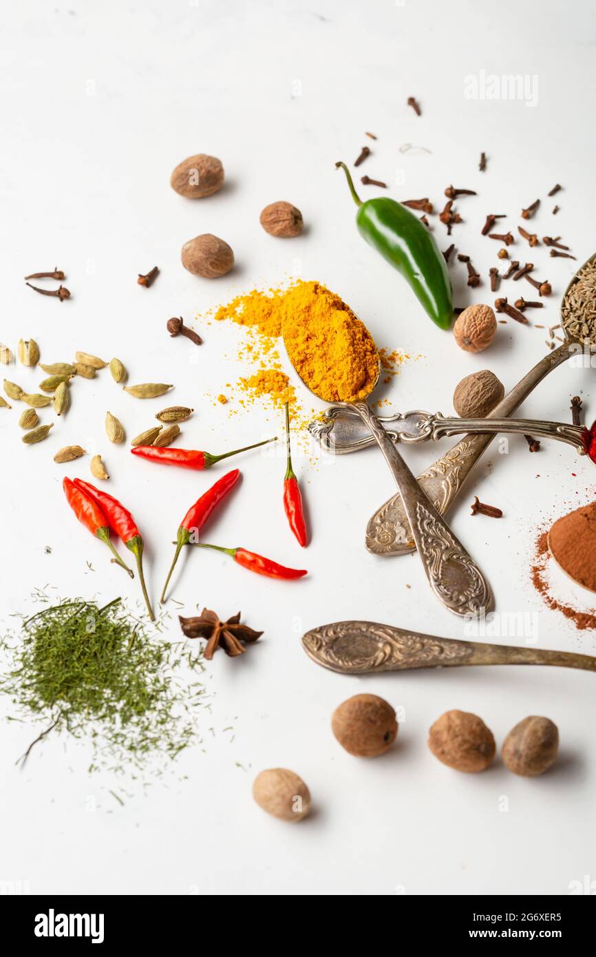 Condimento con spezie al curry su superficie bianca Foto Stock