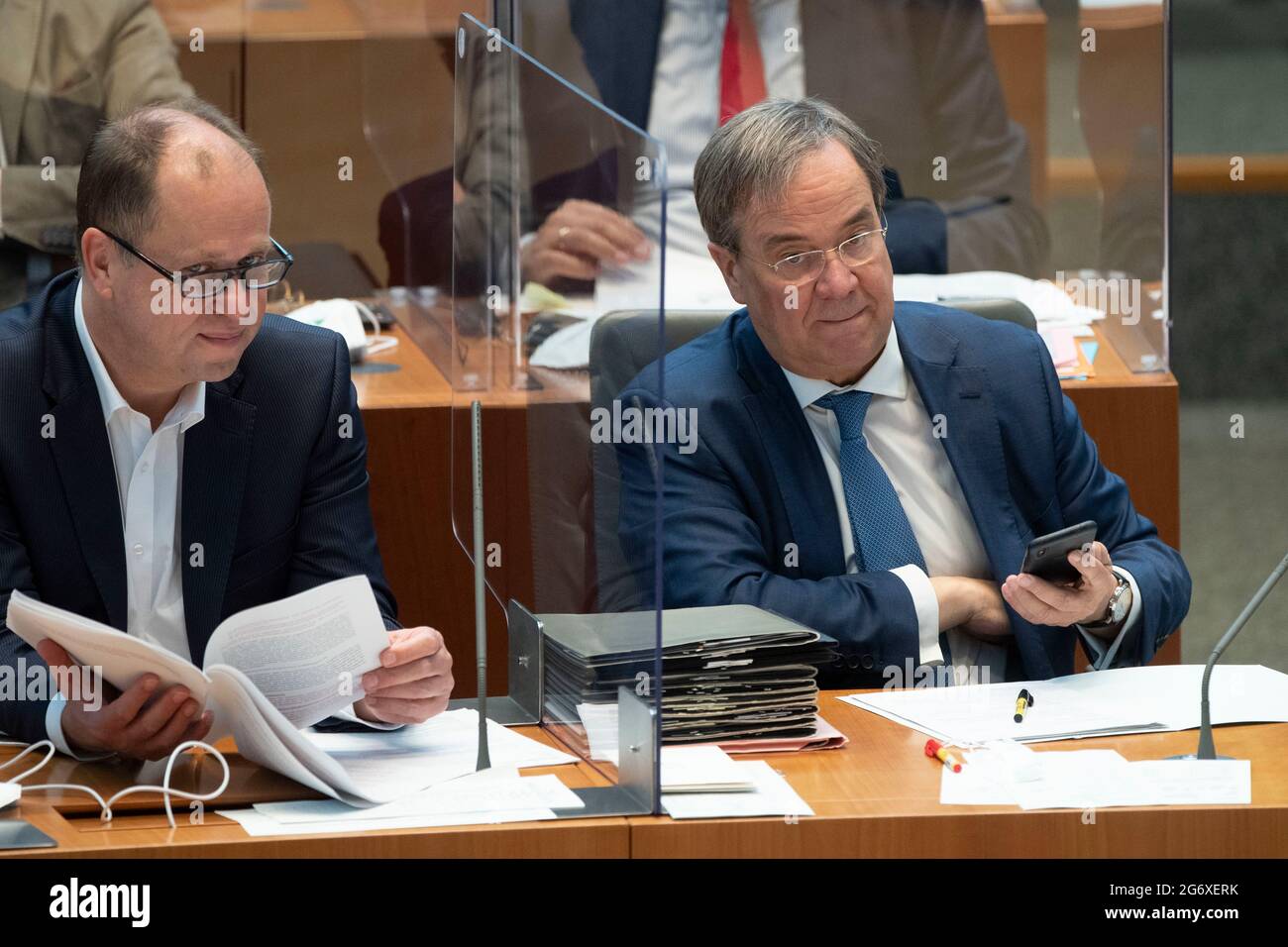 Da sinistra a destra Dr. Joachim STAMP, FDP, Ministro dei Bambini, della Famiglia, dei rifugiati e dell'integrazione dello Stato della Renania Settentrionale-Vestfalia e Vice primo Ministro, Armin LASCHET, CDU, primo Ministro dello Stato della Renania Settentrionale-Vestfalia, ora in corso sull'argomento; I giornalisti si lamentano degli attacchi della polizia durante la manifestazione contro il progetto di legge del governo per un'assemblea - cosa dice il governo dello Stato sulle accuse sollevate?, e, la dimostrazione contro la legge dell'assemblea Â‚Ã „Ã¬ governo dello Stato deve chiarire le accuse, 135a sessione plenaria nel parlamento dello Stato né Foto Stock